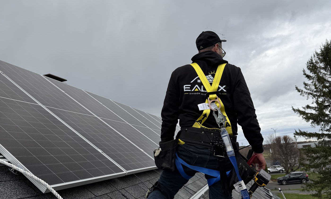 Panneaux solaires sur toit résidentiel Ealux